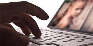 25.000 de filmulețe cu minori în ipostaze sexuale explicite – asta au găsit procurorii în telefonul unui individ găzduit în trecut la centrul de cazare al Primăriei Bistrița