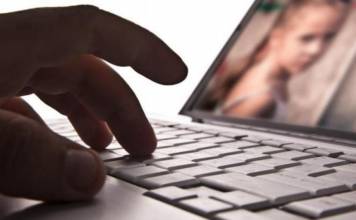 25.000 de filmulețe cu minori în ipostaze sexuale explicite – asta au găsit procurorii în telefonul unui individ găzduit în trecut la centrul de cazare al Primăriei Bistrița
