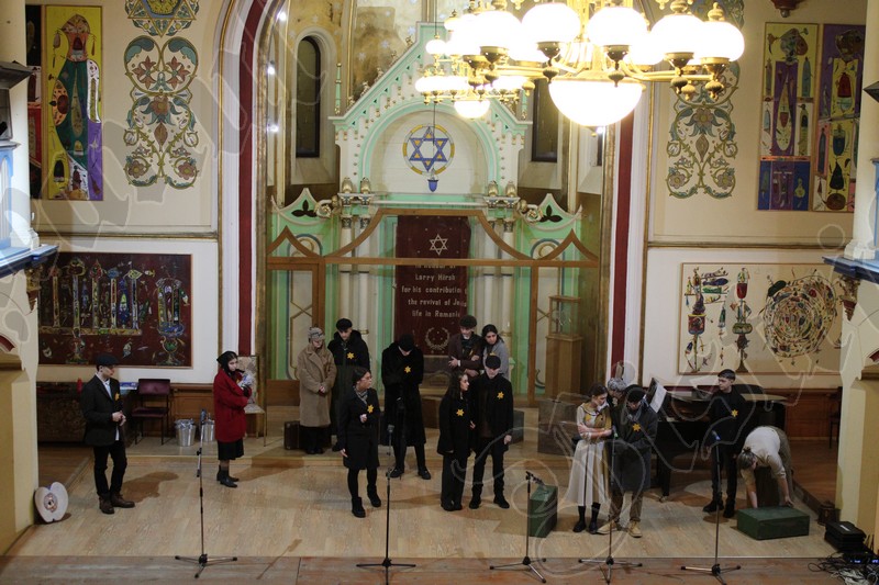 FOTO/VIDEO: Never again! Victimele Holocaustului, comemorate la Sinagoga din Bistrița, de elevii și profesorii Liceului „Tudor Jarda” 12 27 ianuarie comemorare victime Holocaust Liceu Tudor Jarda 9
