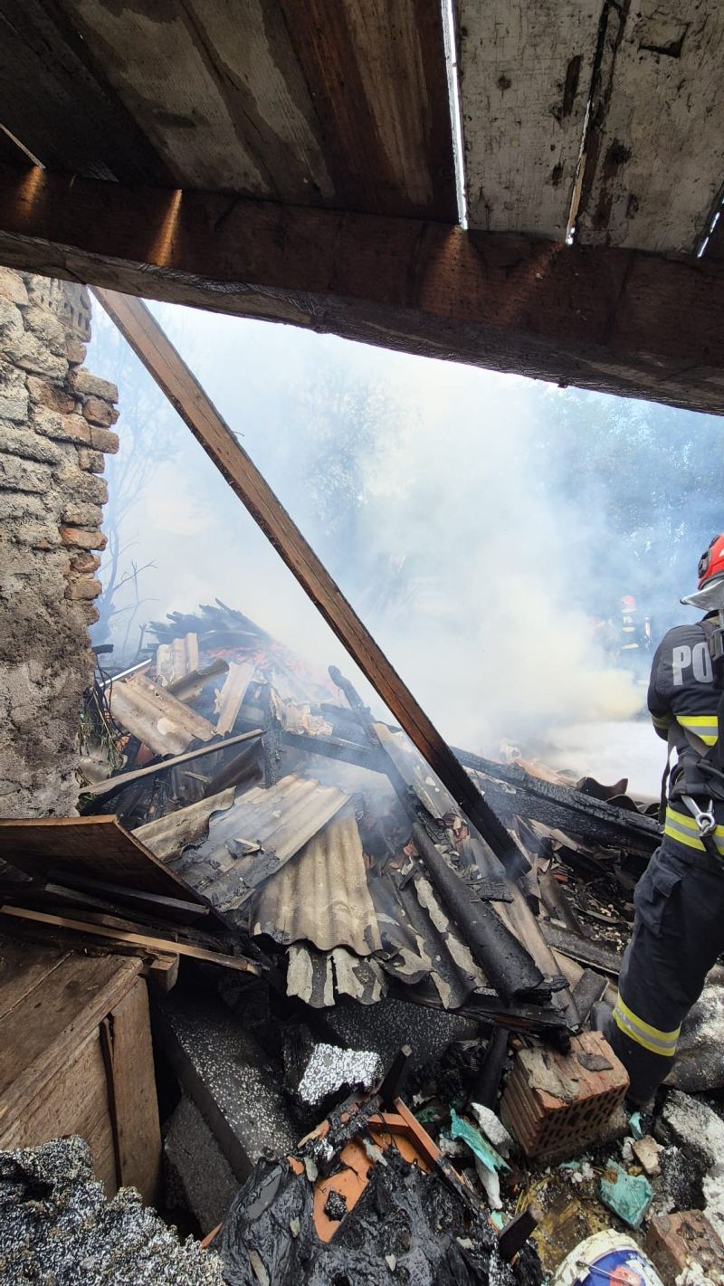 FOTO: Incendiu, într-un grajd din localitatea Bața. Traverse de cale ferată, distruse de flăcări într-un alt incendiu, la Beclean 5 incendiu Bata 3