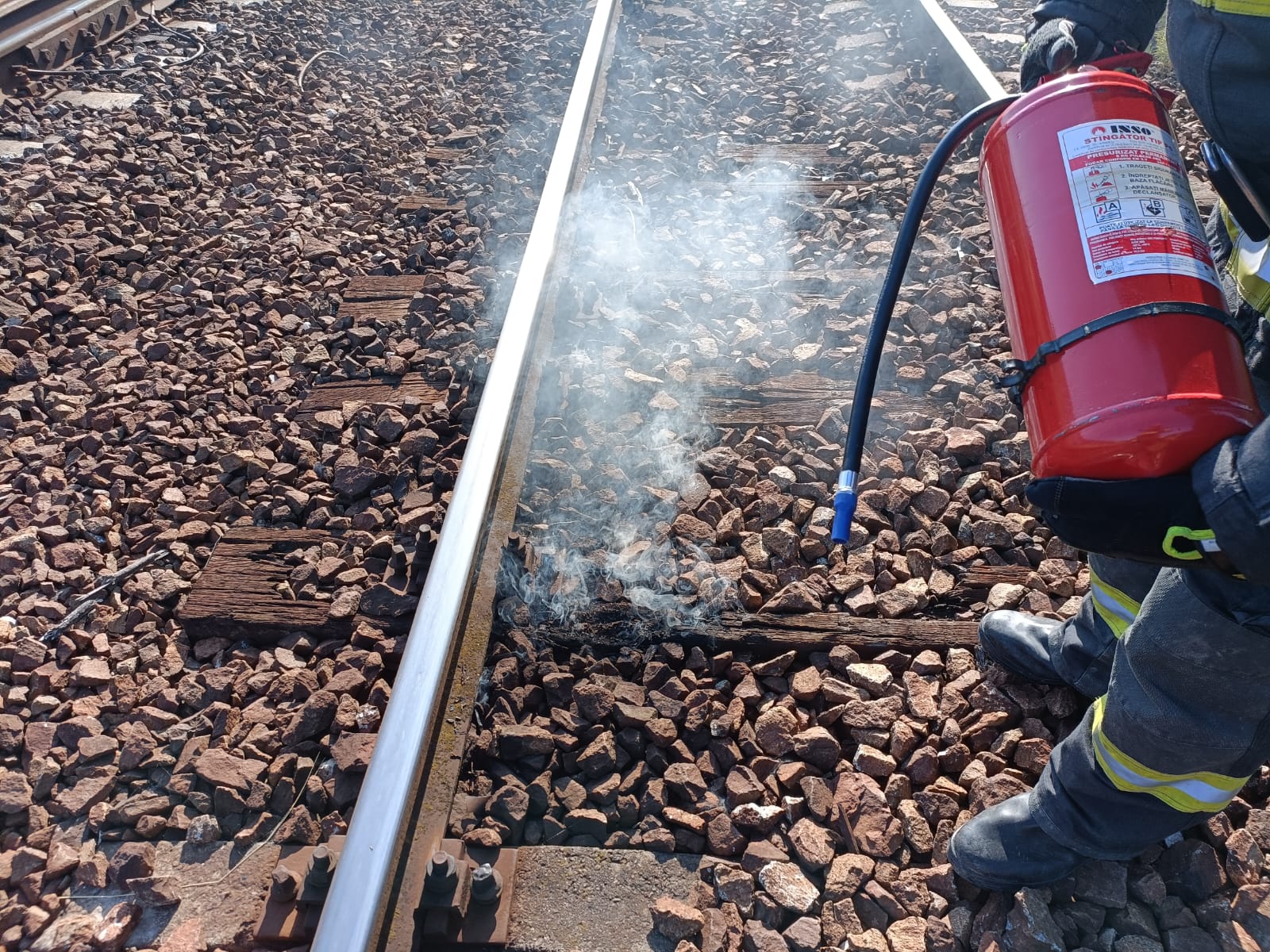 FOTO: Incendiu, într-un grajd din localitatea Bața. Traverse de cale ferată, distruse de flăcări într-un alt incendiu, la Beclean 2 incendiu cale ferata Beclean 2