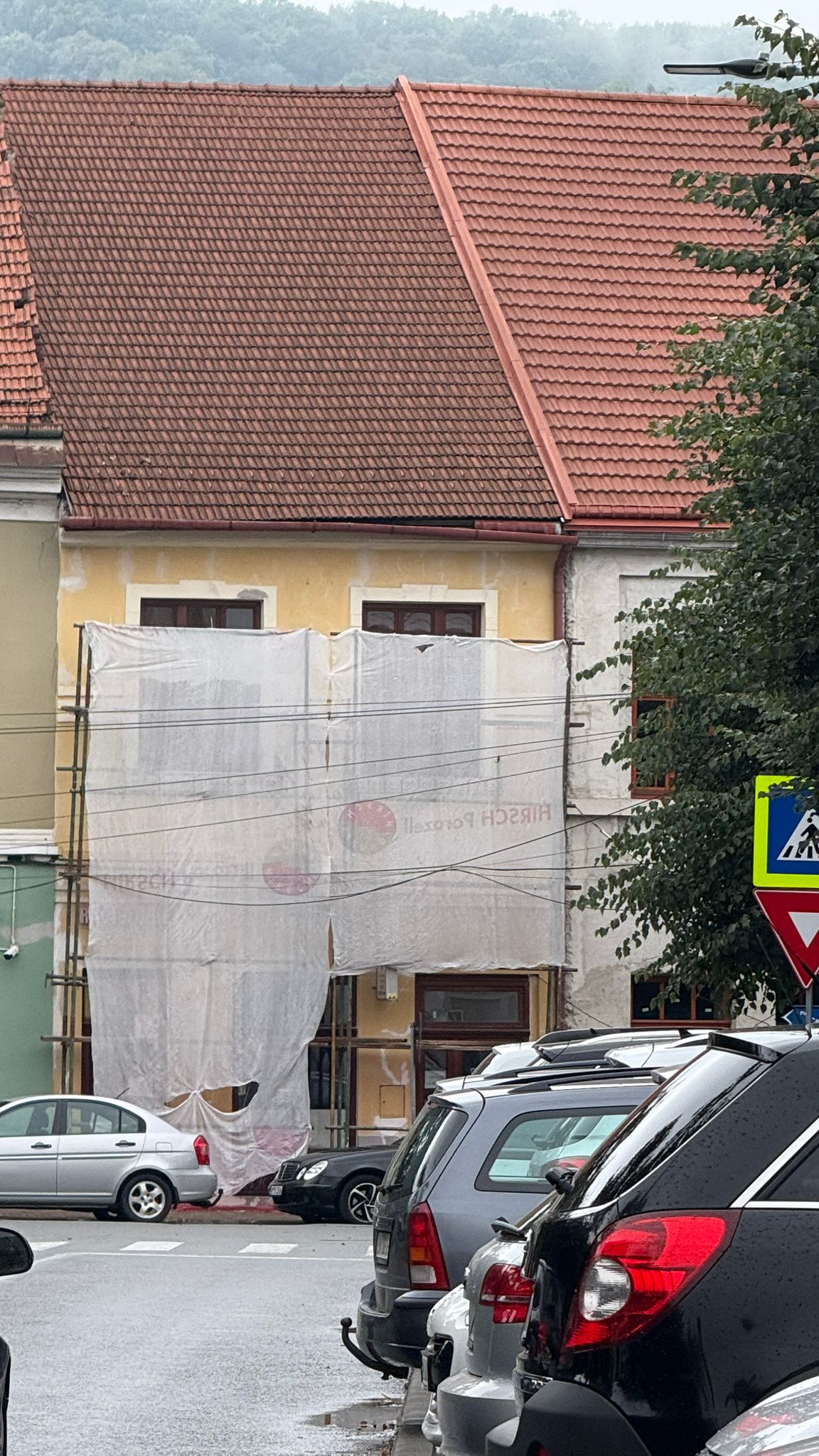 Proprietarii de clădiri istorice din Bistrița încep să își reabiliteze fațadele „speriați” de creșterea cu 500% a impozitului 1 reabilitarefatadabistrita2