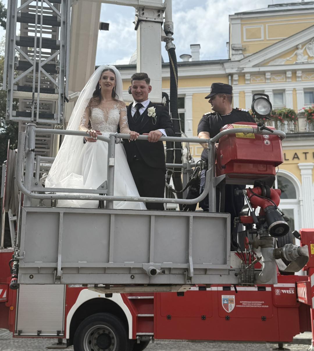 FOTO - EMOȚIONANT: Și-au sărbătorit ”DA”-ul la înălțime 3 scara pompieri 12