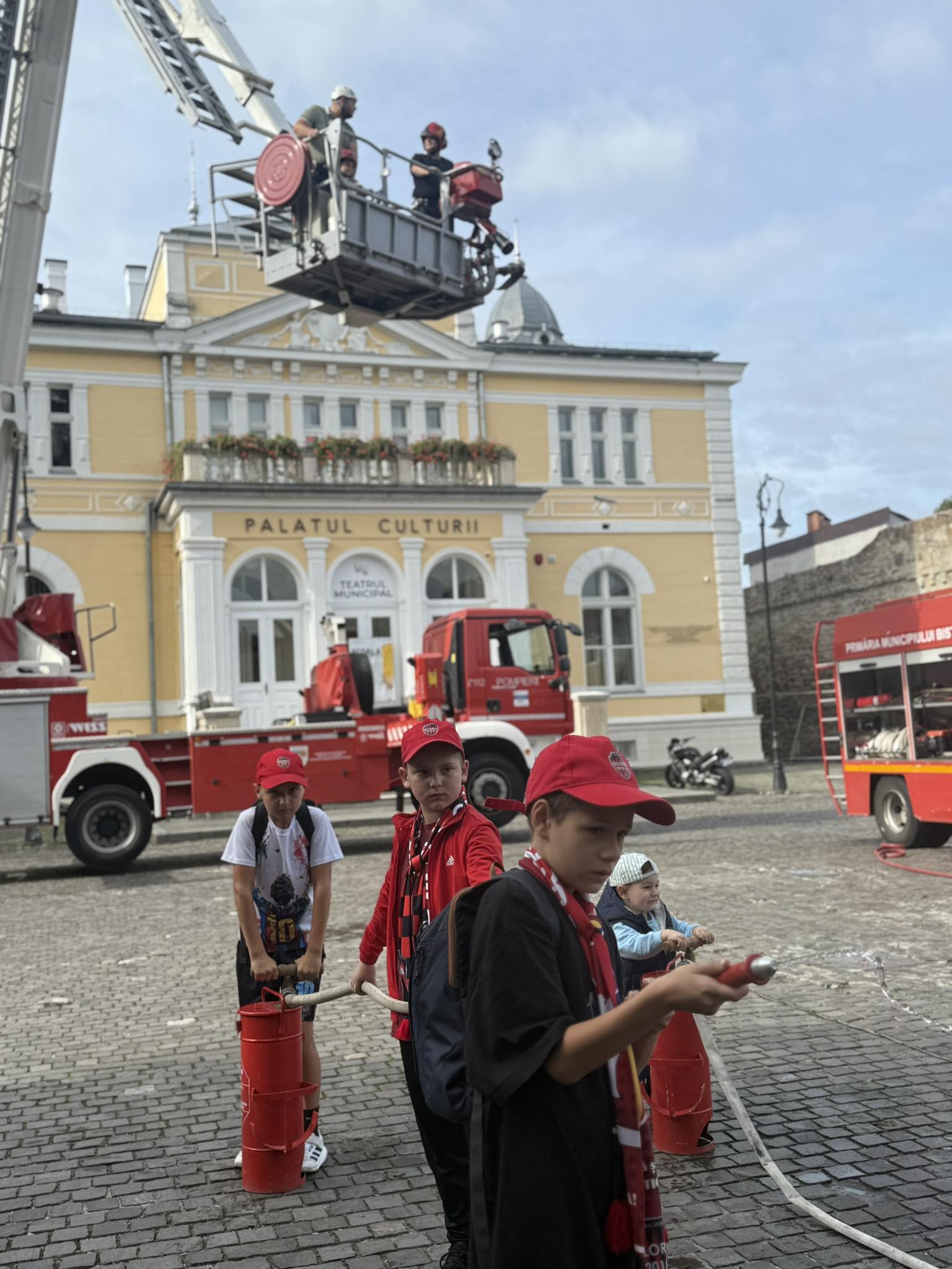 FOTO - EMOȚIONANT: Și-au sărbătorit ”DA”-ul la înălțime 5 scara pompieri 16