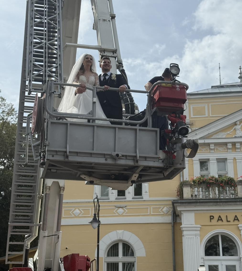 FOTO - EMOȚIONANT: Și-au sărbătorit ”DA”-ul la înălțime 4 scara pompieri 17
