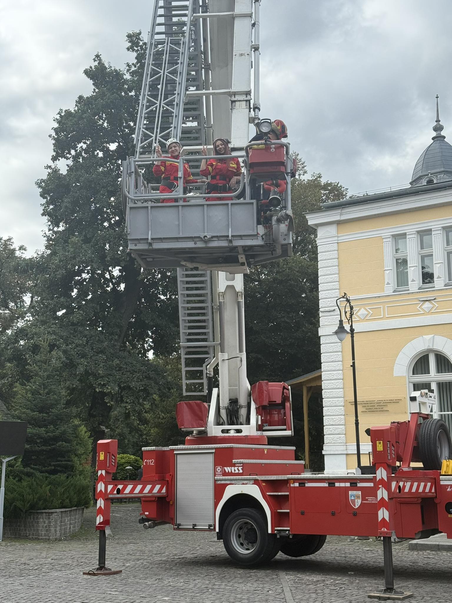FOTO - EMOȚIONANT: Și-au sărbătorit ”DA”-ul la înălțime 11 scara pompieri 20