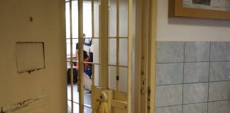 Criza economică lovește și la Penitenciarul Bistrița. S-a pierdut contractul cu Leoni, iar unitatea le caută de lucru deținuților