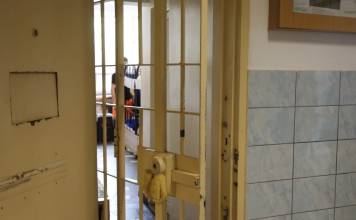 Criza economică lovește și la Penitenciarul Bistrița. S-a pierdut contractul cu Leoni, iar unitatea le caută de lucru deținuților