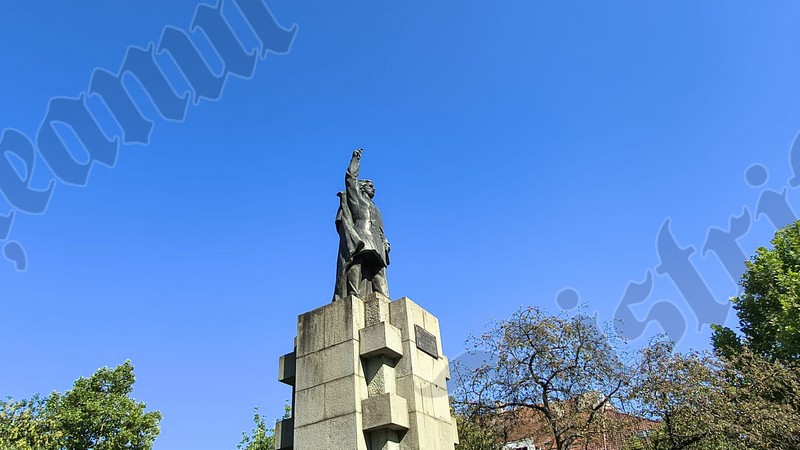 BISTRIȚA la pas. Statuile orașului: Astăzi, despre statuia lui Andrei Mureșanu, de 80 de ani în Piața Centrală, după evacuarea forțată la Sibiu 9 Bistrita statui Andrei Muresanu 7