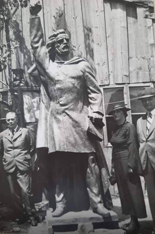 BISTRIȚA la pas. Statuile orașului: Astăzi, despre statuia lui Andrei Mureșanu, de 80 de ani în Piața Centrală, după evacuarea forțată la Sibiu 1 Bistrita statuie Andrei Muresanu a
