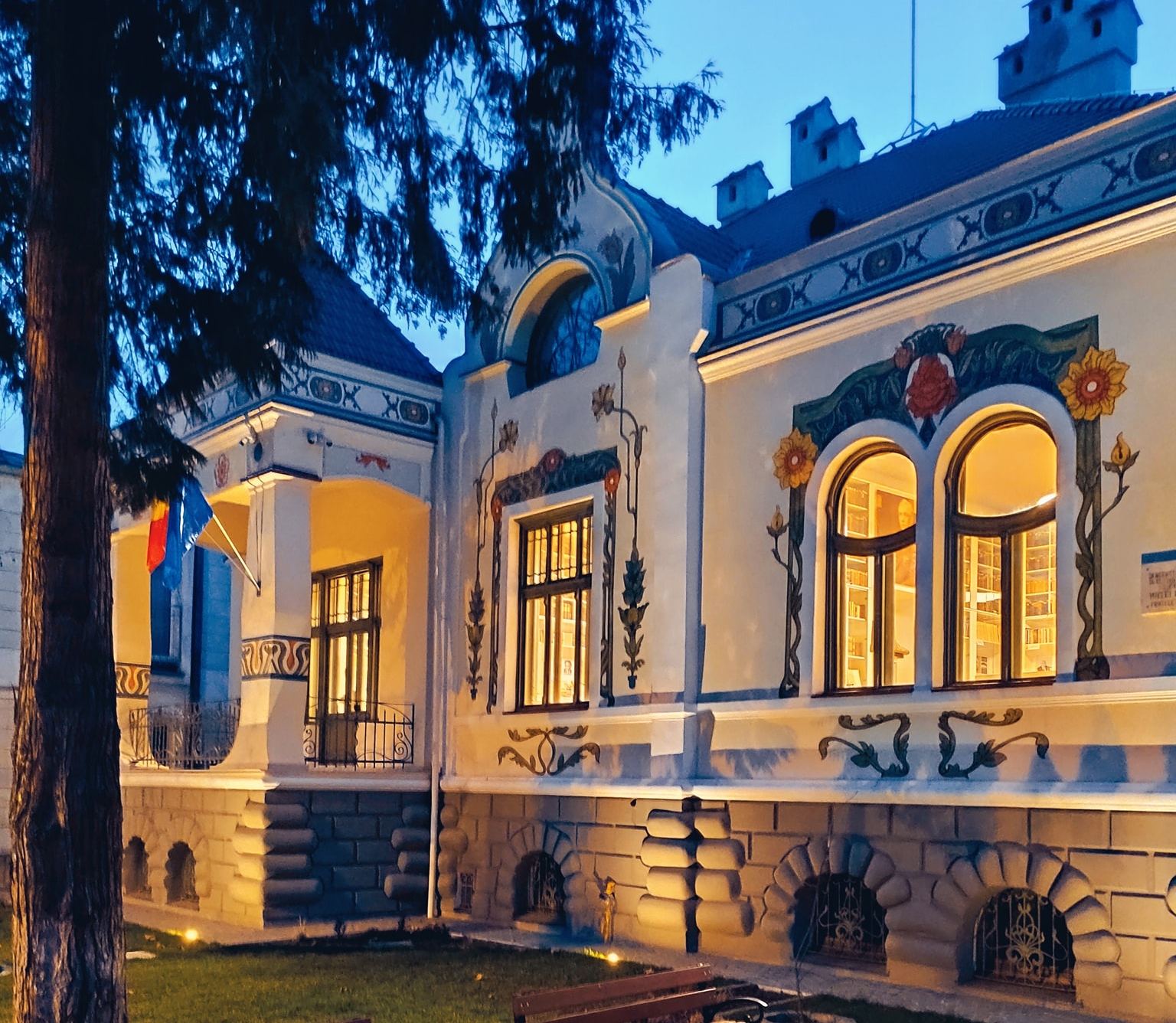 Turnul Dogarilor și zidul Cetății - restaurate de un constructor pasionat de piatră din Maieru! Tot ei au reabilitat și Casa Colecțiilor 2 Casa Colectiilor Bistrita @ Laurentiu Grec 1