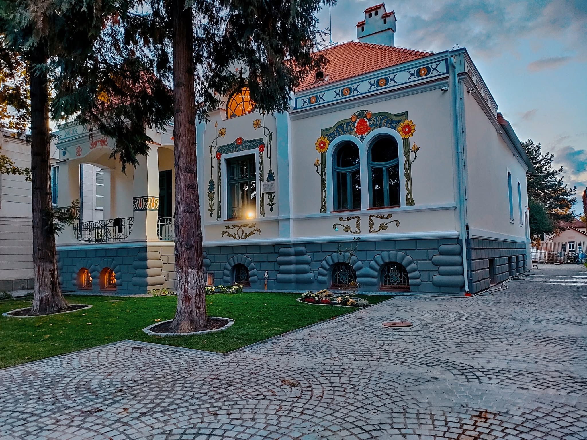 Turnul Dogarilor și zidul Cetății - restaurate de un constructor pasionat de piatră din Maieru! Tot ei au reabilitat și Casa Colecțiilor 7 casa colectiilor Laurentiu Grec 1