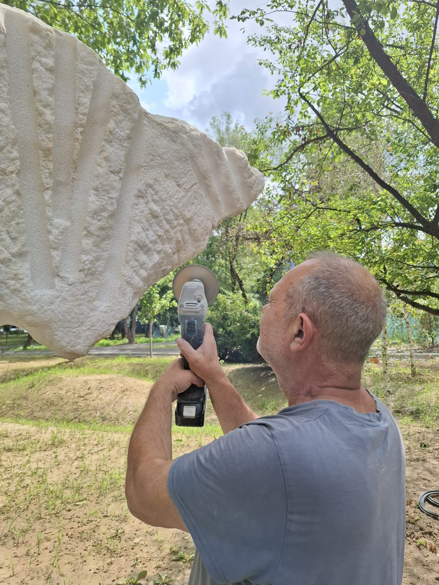 MINUNAT! Sîngeorz-Băi va avea un muzeu în aer liber: zeci de sculpturi realizate de marii artiști ai României, readuse la viață de Maxim Dumitraș 9 sculpturi restaurate Sangeorz 1978 04
