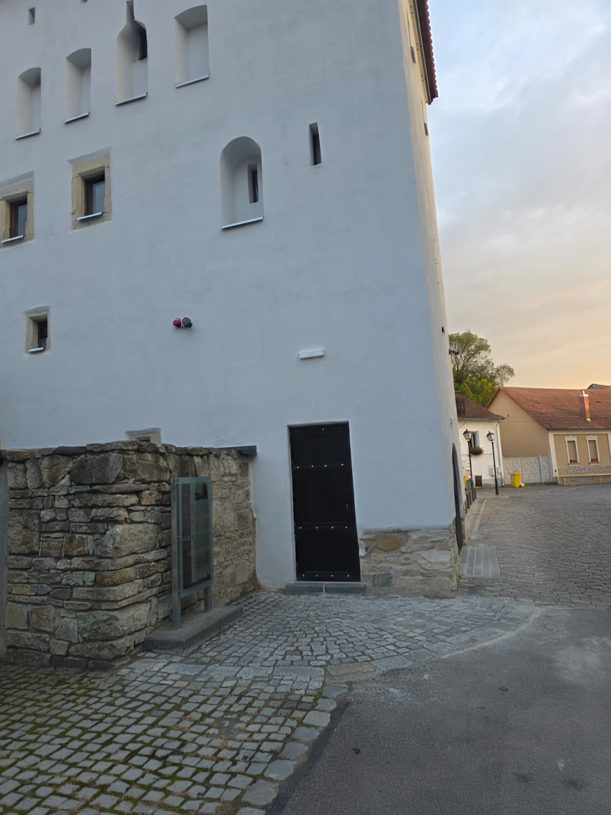 Turnul Dogarilor și zidul Cetății - restaurate de un constructor pasionat de piatră din Maieru! Tot ei au reabilitat și Casa Colecțiilor 17 turnul dogarilor zidul cetatii 11