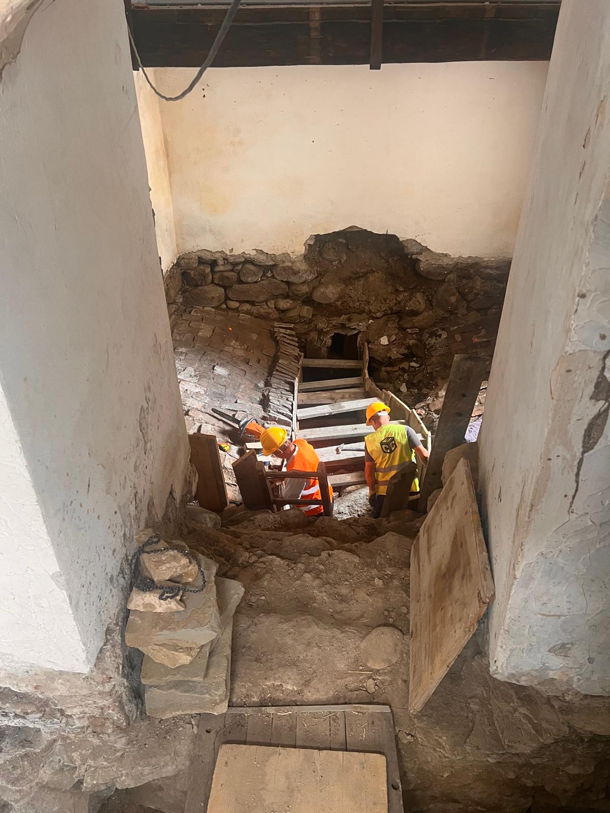 Turnul Dogarilor și zidul Cetății - restaurate de un constructor pasionat de piatră din Maieru! Tot ei au reabilitat și Casa Colecțiilor 10 turnul dogarilor zidul cetatii 13