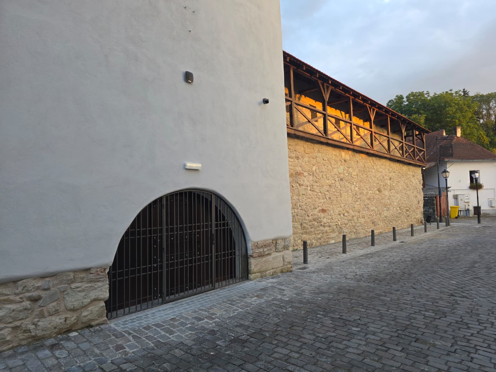 Turnul Dogarilor și zidul Cetății - restaurate de un constructor pasionat de piatră din Maieru! Tot ei au reabilitat și Casa Colecțiilor 15 turnul dogarilor zidul cetatii 14