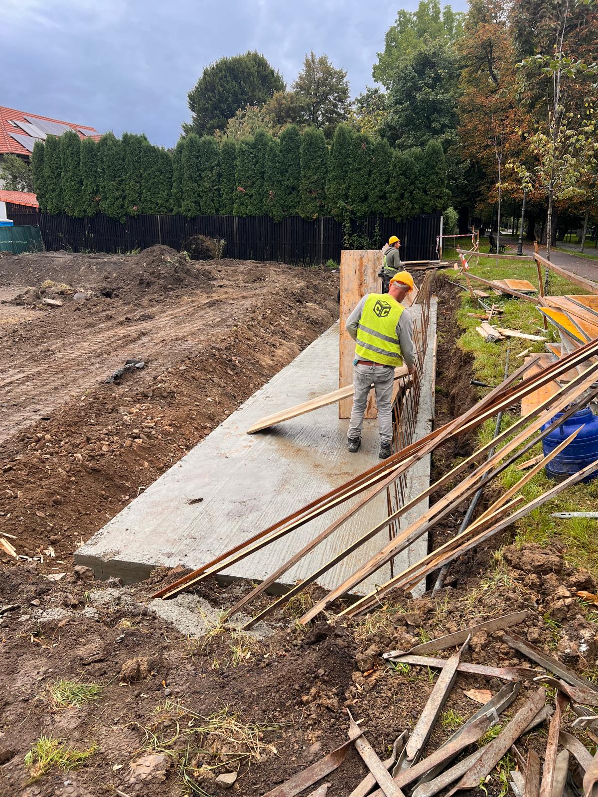 Turnul Dogarilor și zidul Cetății - restaurate de un constructor pasionat de piatră din Maieru! Tot ei au reabilitat și Casa Colecțiilor 11 turnul dogarilor zidul cetatii 15