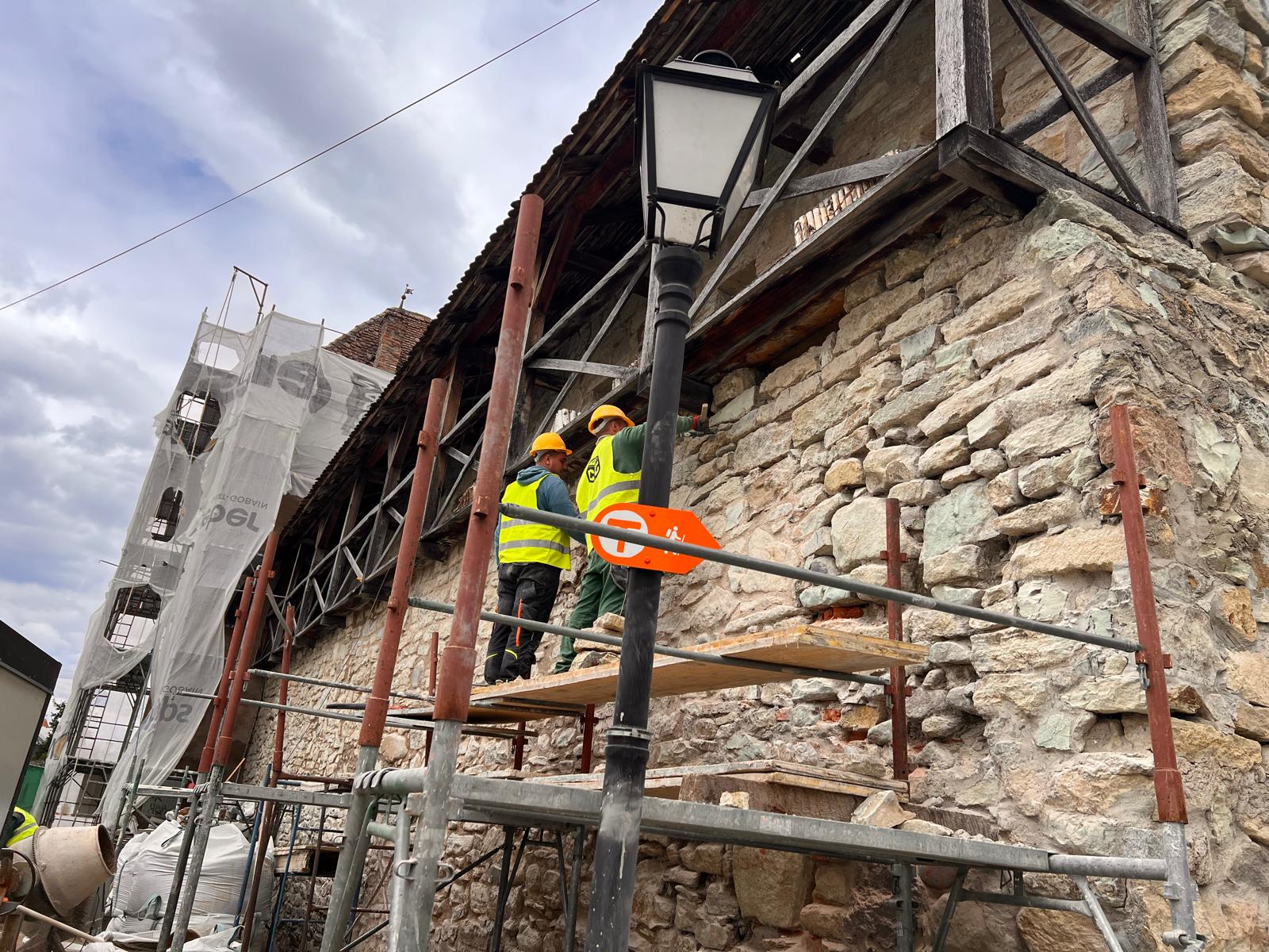 Turnul Dogarilor și zidul Cetății - restaurate de un constructor pasionat de piatră din Maieru! Tot ei au reabilitat și Casa Colecțiilor 13 turnul dogarilor zidul cetatii 16