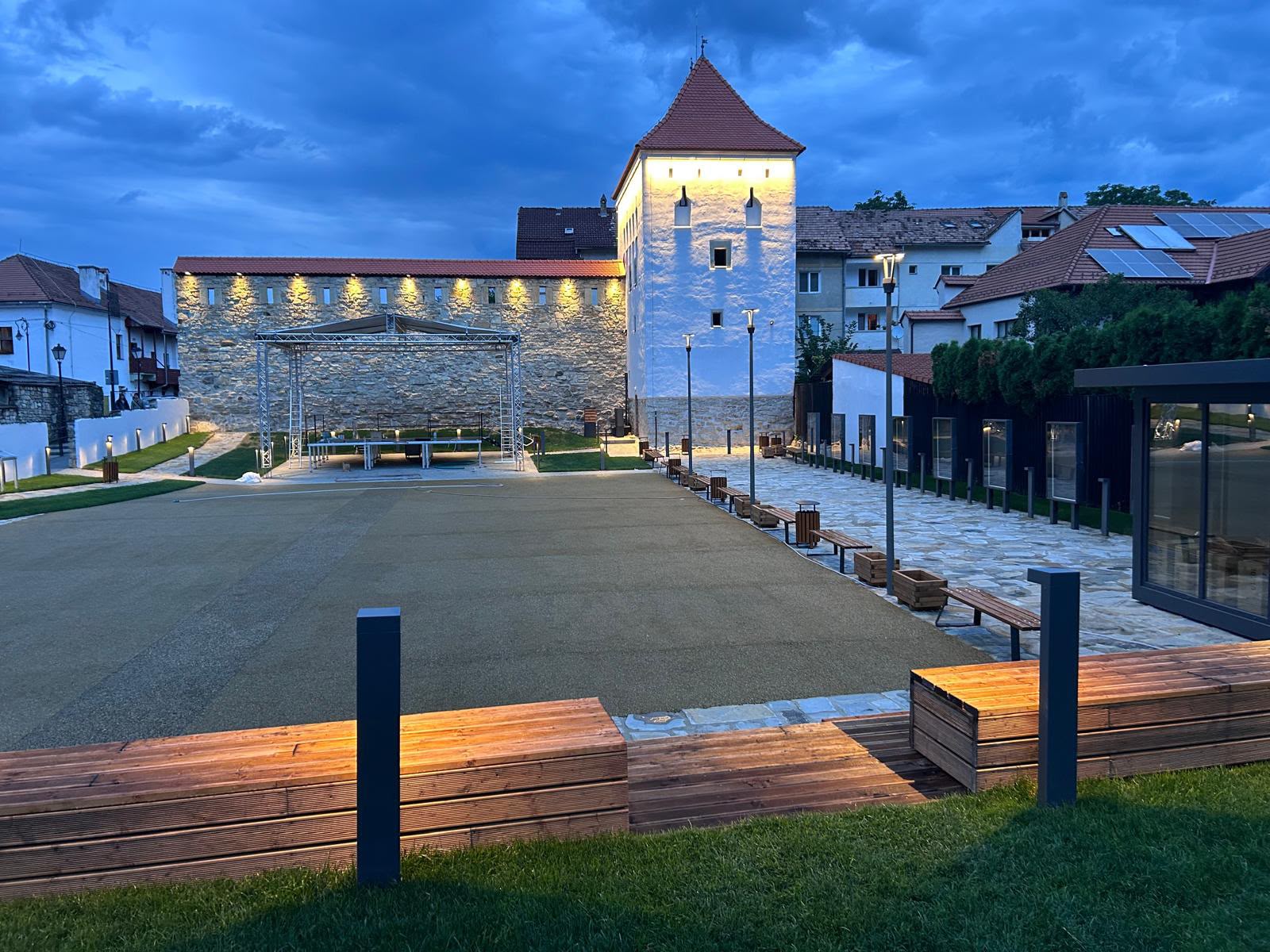 Turnul Dogarilor și zidul Cetății - restaurate de un constructor pasionat de piatră din Maieru! Tot ei au reabilitat și Casa Colecțiilor 8 turnul dogarilor zidul cetatii 6