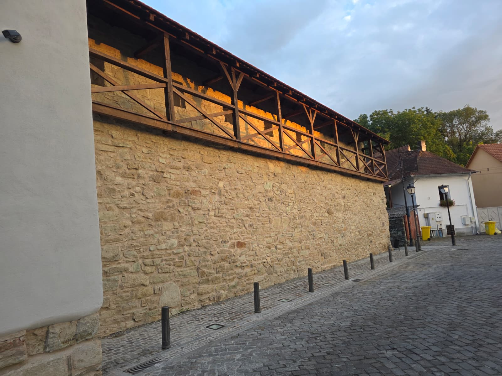 Turnul Dogarilor și zidul Cetății - restaurate de un constructor pasionat de piatră din Maieru! Tot ei au reabilitat și Casa Colecțiilor 16 turnul dogarilor zidul cetatii 7