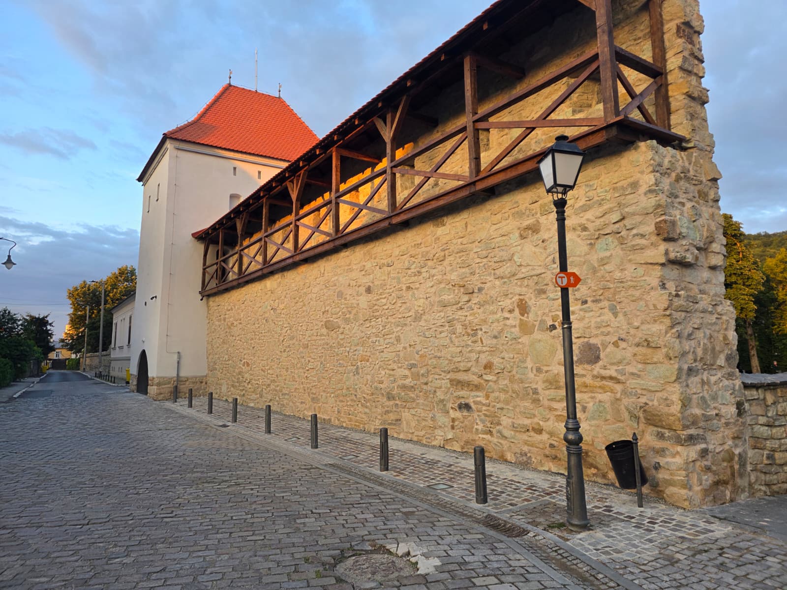Turnul Dogarilor și zidul Cetății - restaurate de un constructor pasionat de piatră din Maieru! Tot ei au reabilitat și Casa Colecțiilor 9 turnul dogarilor zidul cetatii 9