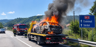 Arde o mașină transportată pe platformă, pe DN 15! Trafic îngreunat