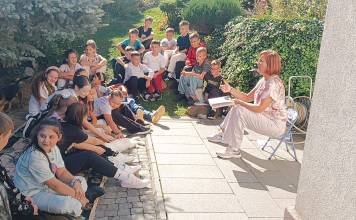FOTO – Lecții fără bancă și tablă: Început de școală altfel la Maieru, chiar în grădina învățătoarei Elena Berende!