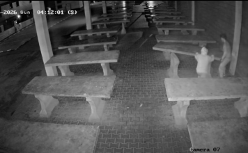 VIDEO: Au vandalizat o masă din Piața Rodna, după o provocare pe TikTok. ”Poate îi vom pune la muncă în folosul comunității!” – a promis Tinu Grapini