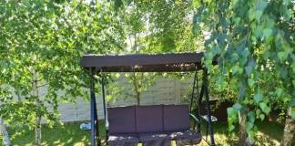 Balansoarul de grădină – un loc de pauză într-un spațiu amenajat cu rost