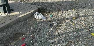 FII REPORTER: Mizerie într-o stație de autobuz din Viișoara. ”Ar trebui să vină să facă curat!”