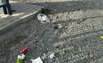 FII REPORTER: Mizerie într-o stație de autobuz din Viișoara. ”Ar trebui să vină să facă curat!”